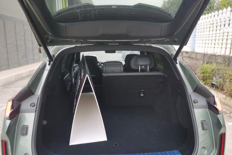 Used Lynk & Co 08 EM-P 2023 220km All-Wheel-Drive Performance Halo
