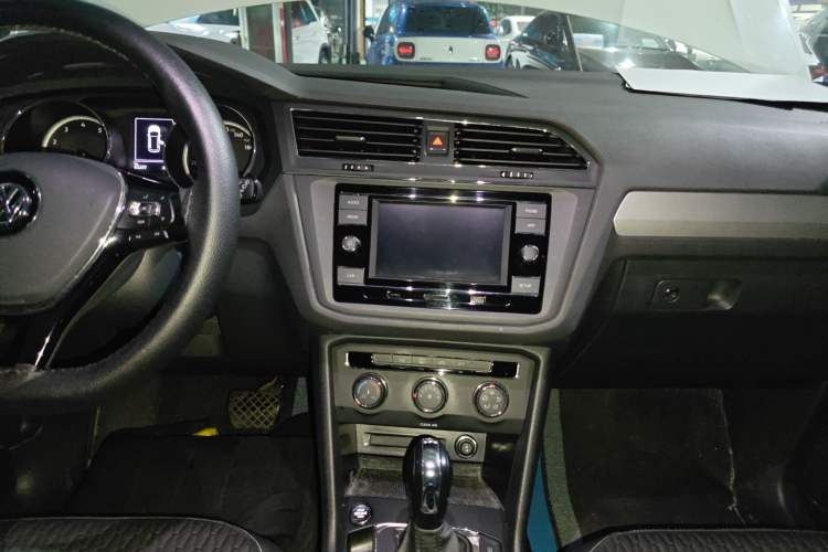 Used Volkswagen Tiguan L 2019 330TSI Automatic Two-Wheel Drive Luxury Edition China V Standard
