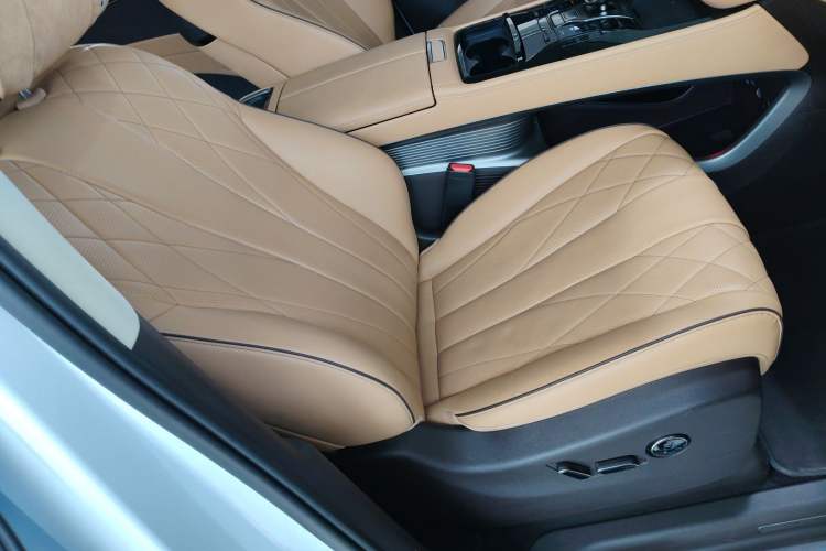 Used Denza D9 2024 DM-i 980 Four-Wheel Drive Flagship Model