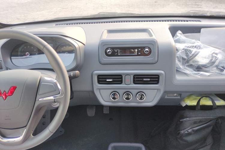 Used Wuling Yangguang 2024 300KM Comfort Version Passenger Van 75kW
