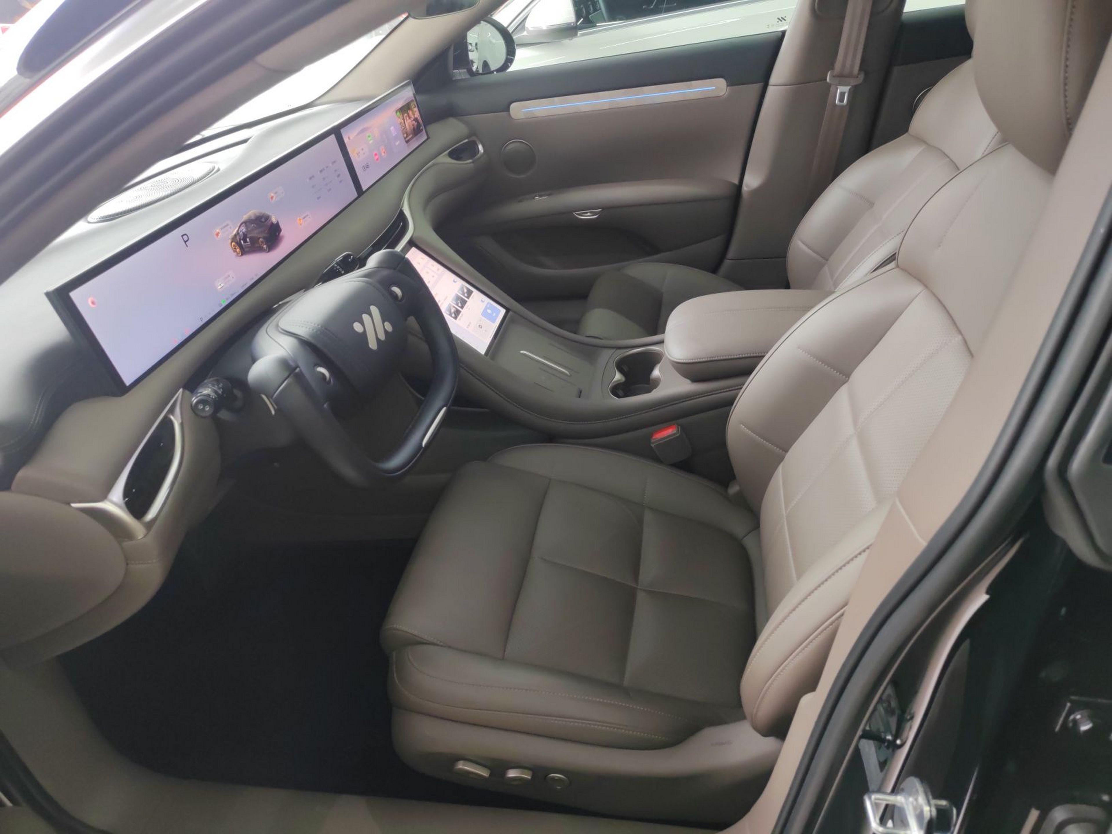 المقاعد الأمامية داخل السيارة