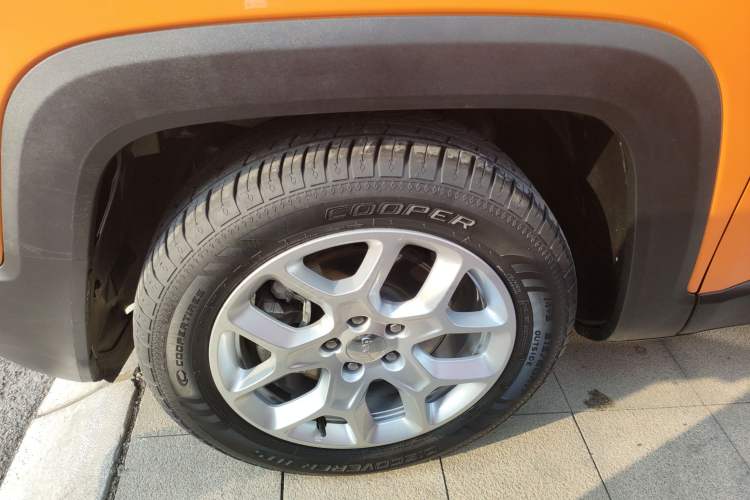 Used  Renegade 2018 Connected Large Screen Version 180TS Automatic High-Energy Edition
