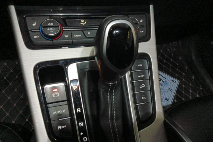 Used Geely Auto Emgrand X7 Sport 2018 1.8TD Automatic Two-Wheel Drive Smart Connect 4G Internet Edition