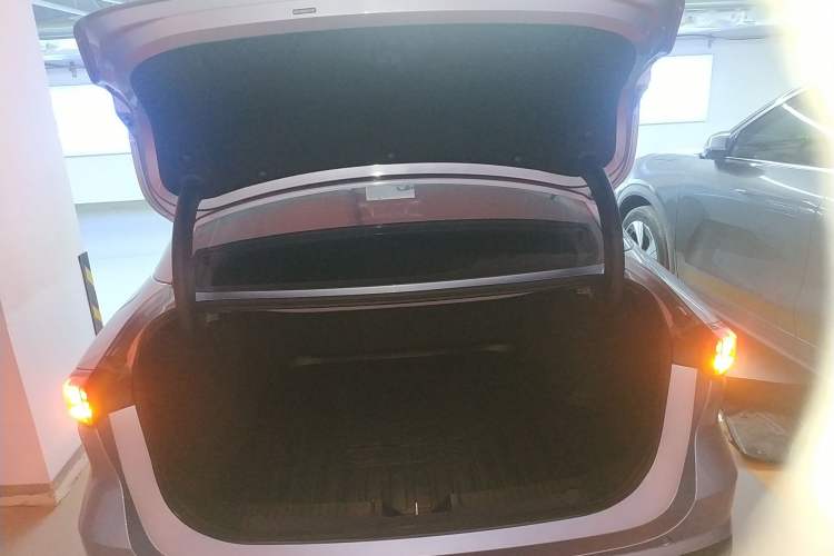 Used  L6 2025 EM-i 140km Starship Edition
