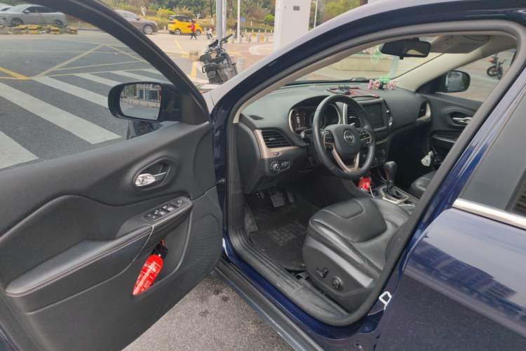 Used  Cherokee 2017 2.0L Superior Edition