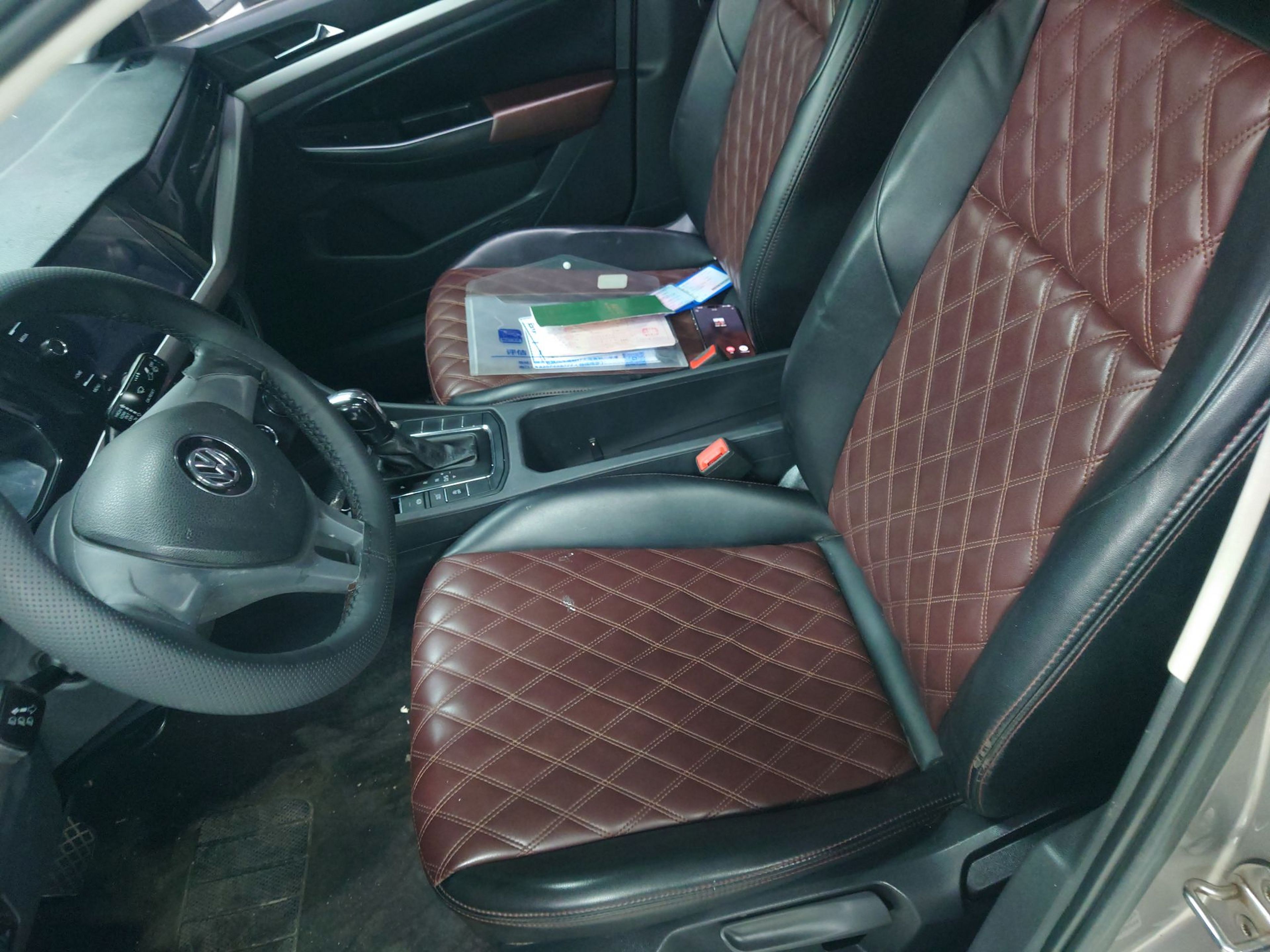 المقاعد الأمامية داخل السيارة