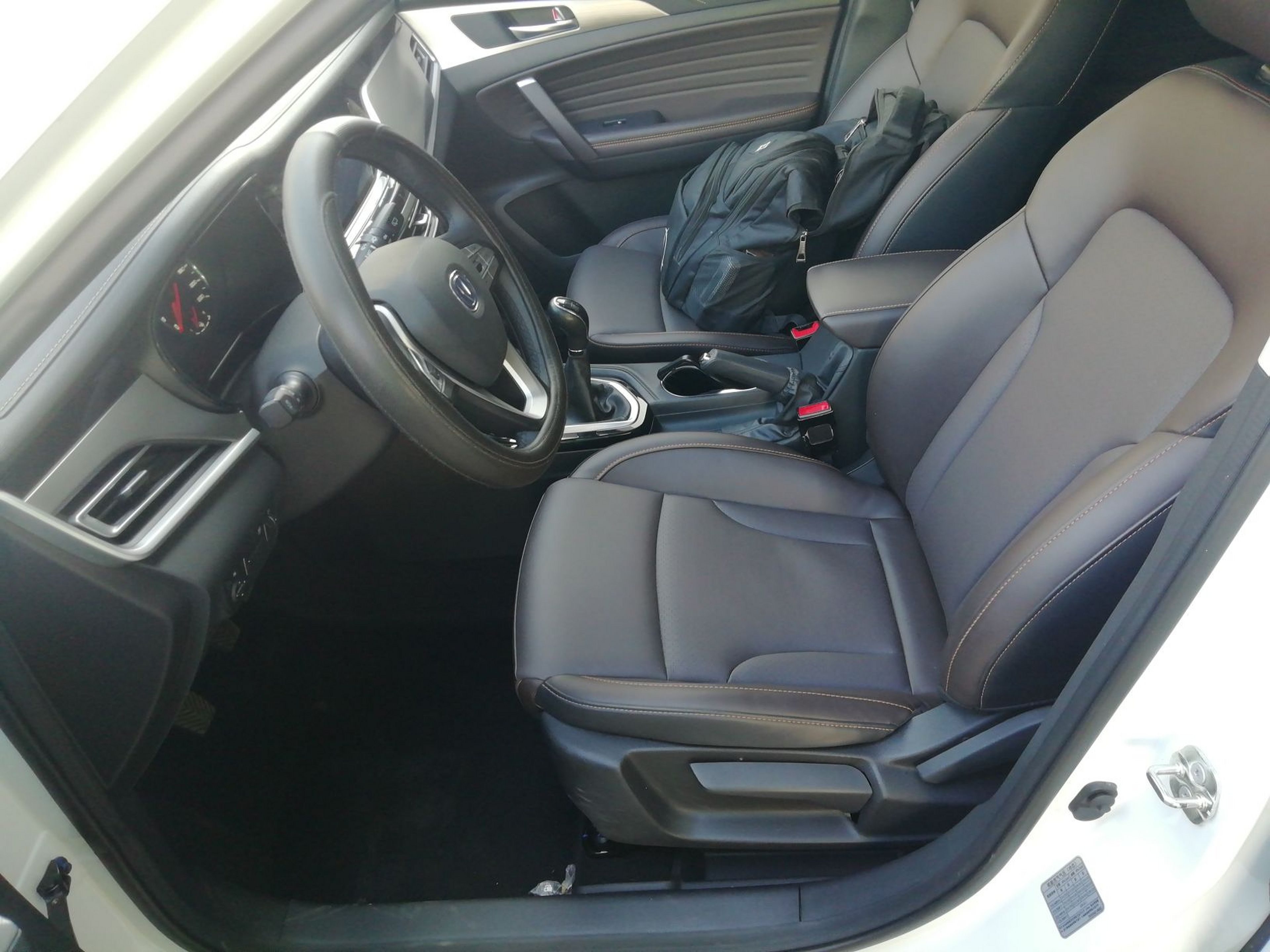 Переднее сиденье в автомобиле