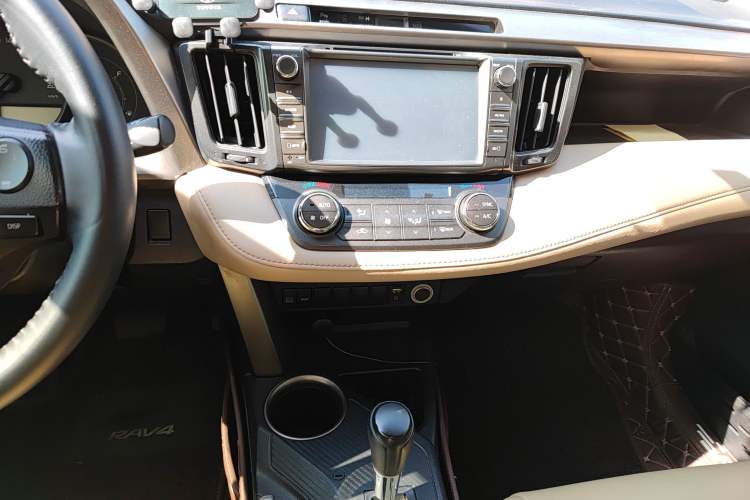 Used Toyota RAV4 2015 2.0L CVT Two-Wheel Drive Fashion Edition
