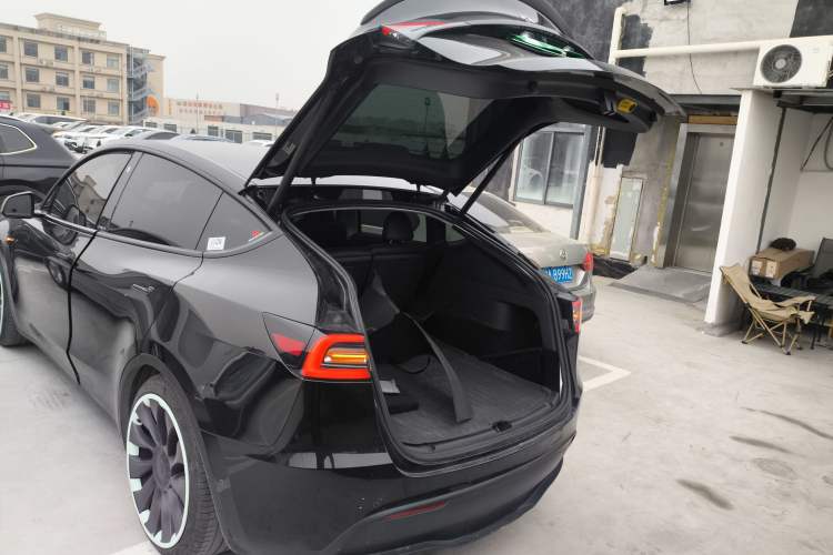 Used Tesla Model Y 2023 High-Performance All-Wheel-Drive Version
