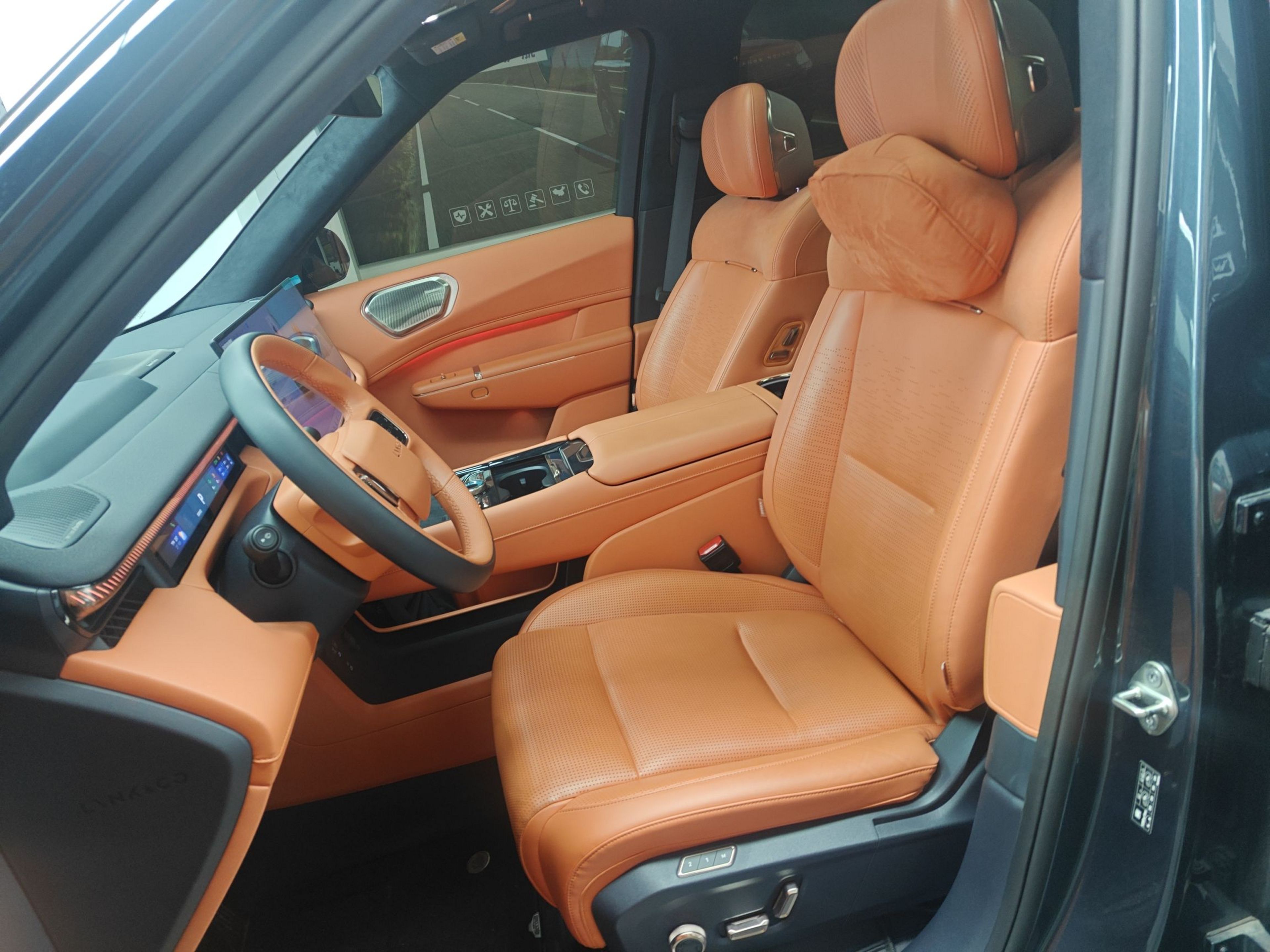 المقاعد الأمامية داخل السيارة