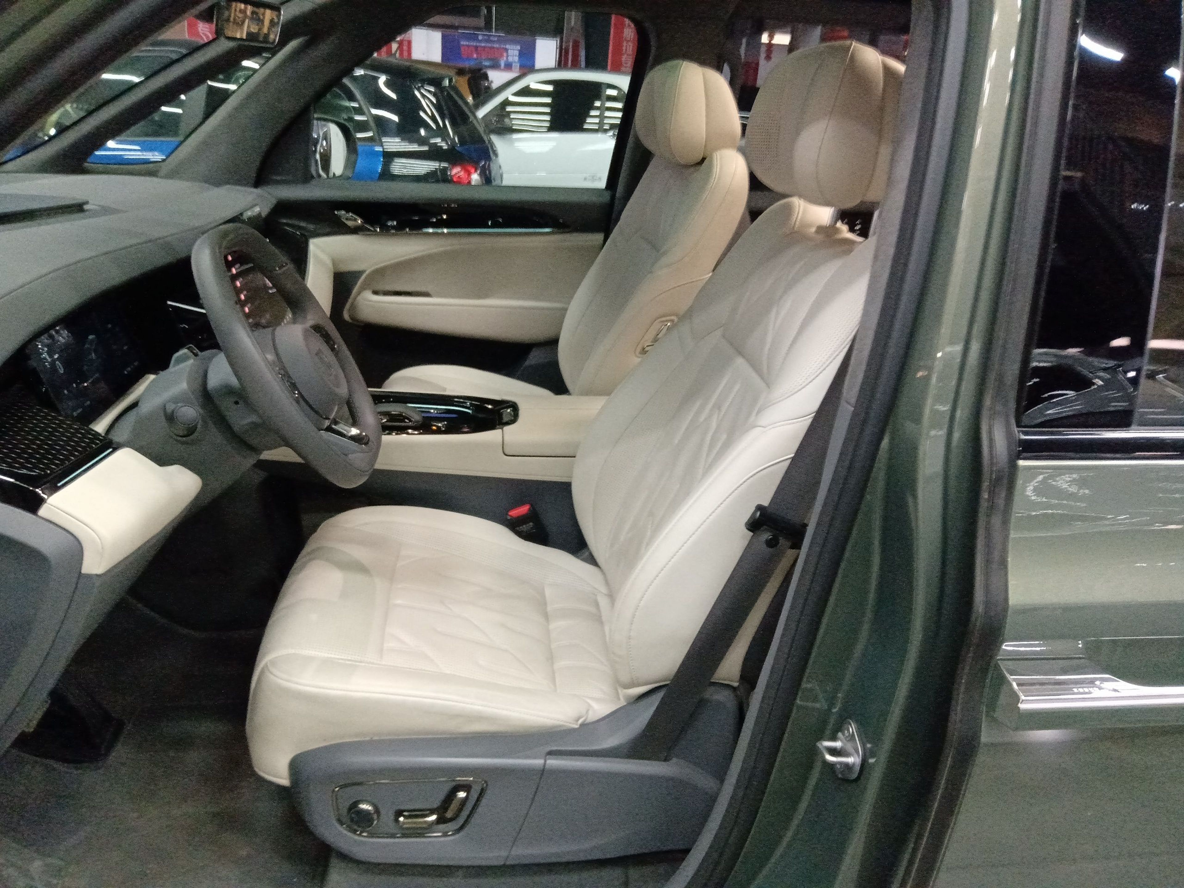 المقاعد الأمامية داخل السيارة