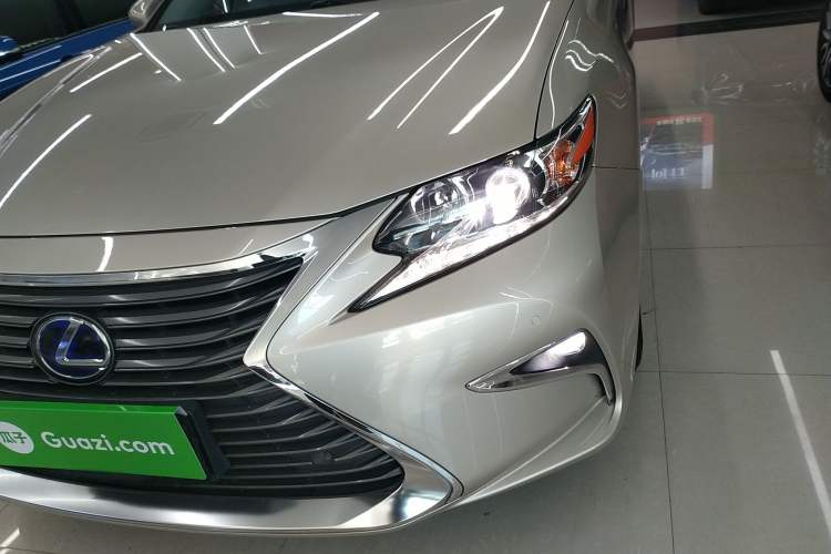 Used Lexus ES 2015 300h Comfort Edition
