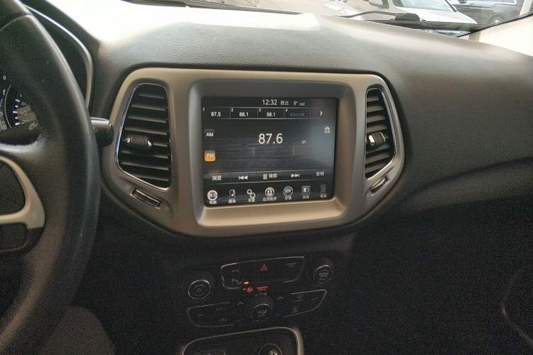 Used  Compass 2017 200T Automatic Family Edition
