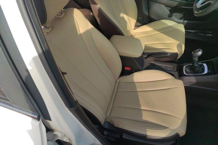 Used Baojun 310W 2017 1.5L Manual Fashion Model China V