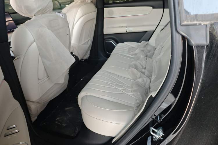 Used  Q07 2025 215 Prestige Edition
