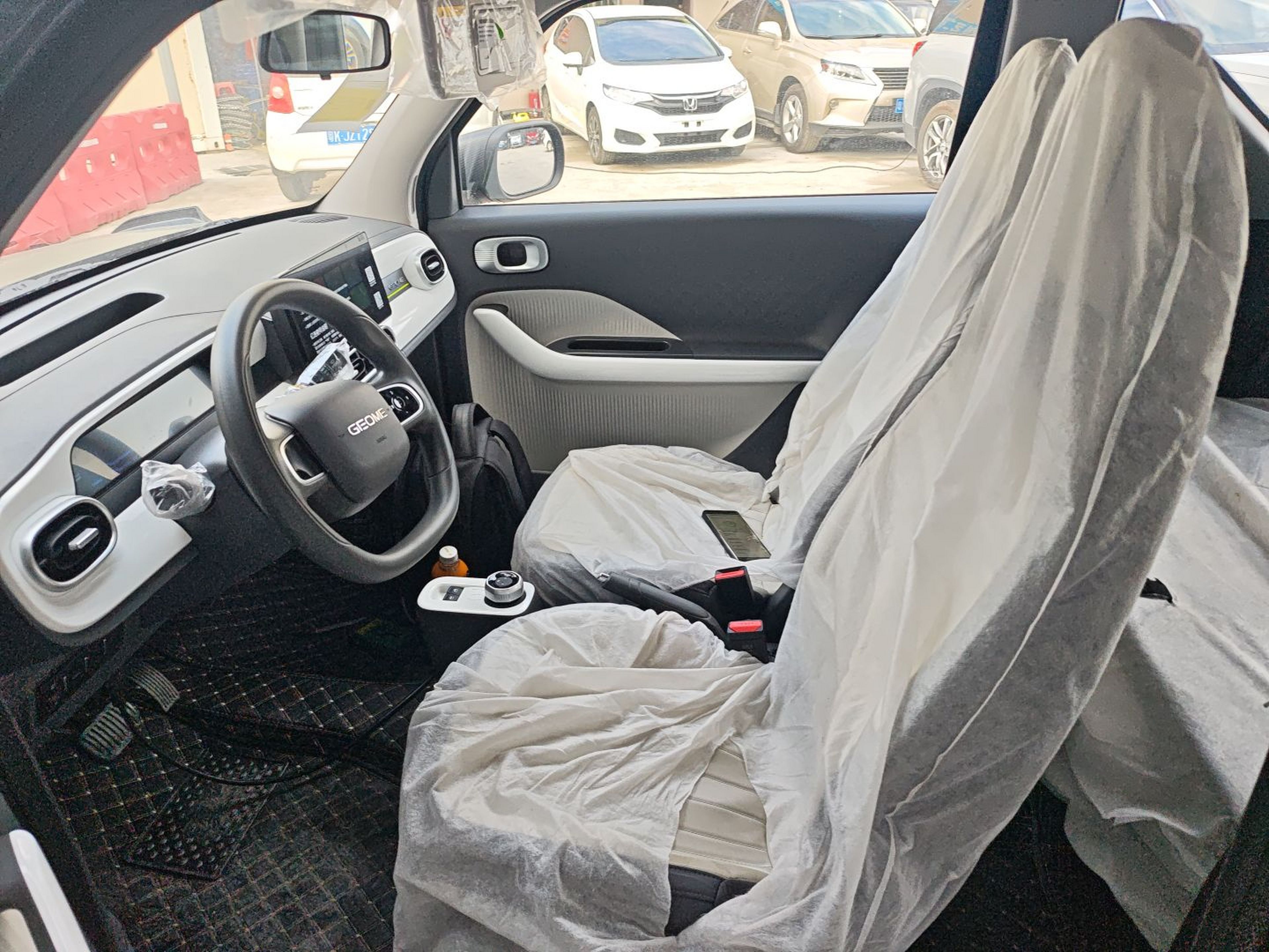 المقاعد الأمامية داخل السيارة