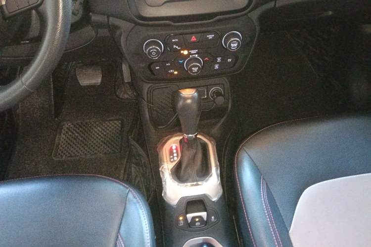 Used  Renegade 2018 Connected Large Screen Version 180T Automatic High-Energy Edition
