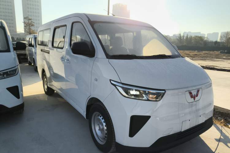 Used Wuling Yangguang 2024 300KM Comfort Version Passenger Van 75kW
