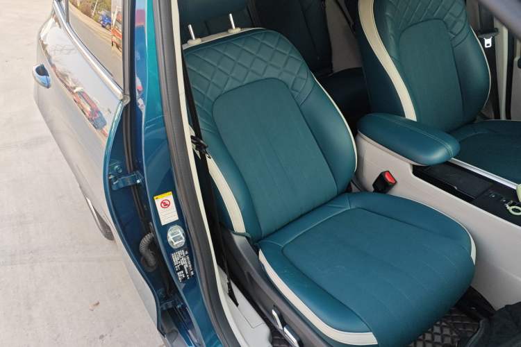 Used ORA Good Cat 2022 Morandi Edition 400km Standard Range Premium Version Lithium-Ion Battery