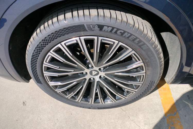 Used  S09 2025 Four-Wheel Drive Ultra+ Custom Edition
