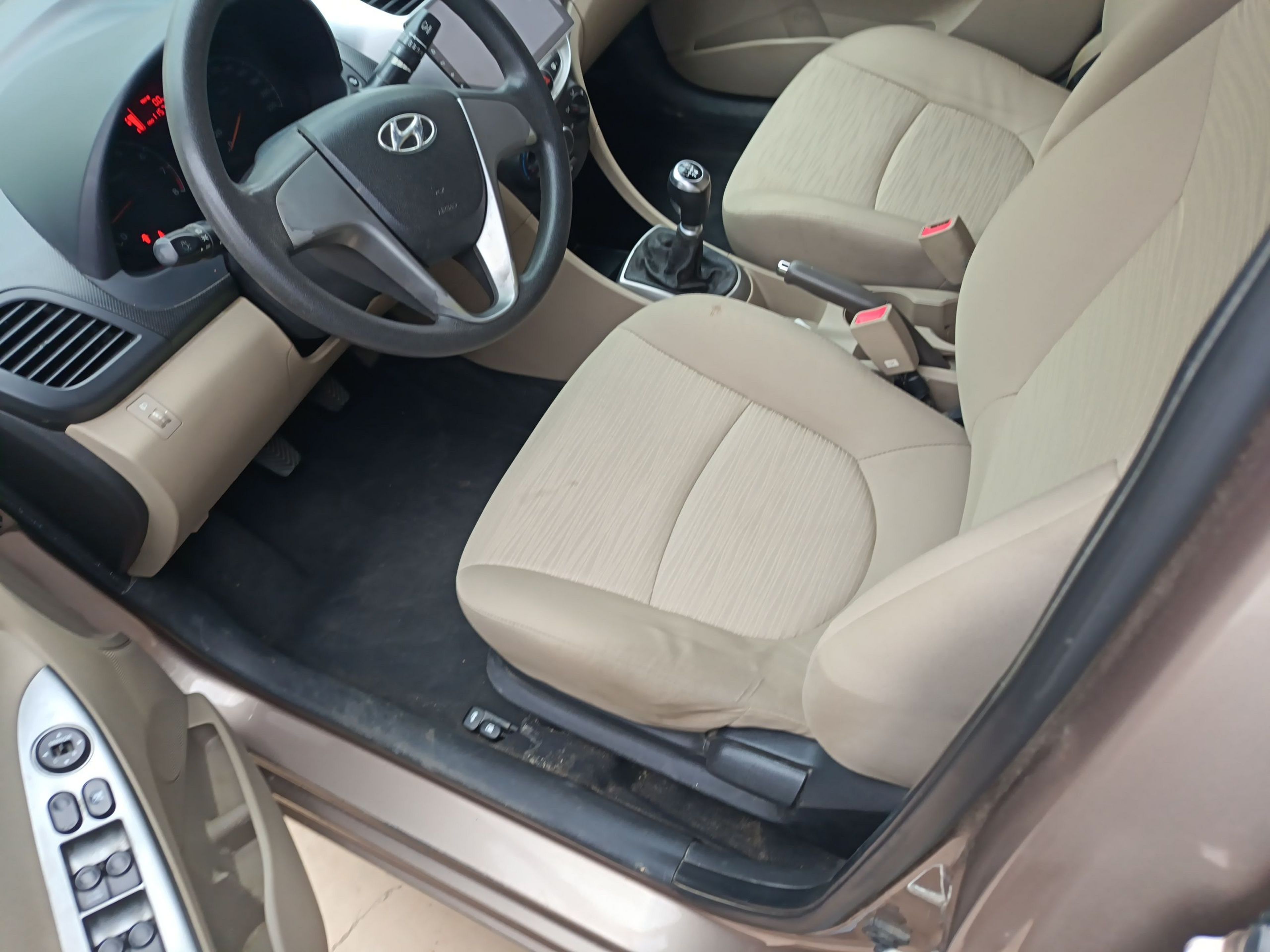 المقاعد الأمامية داخل السيارة