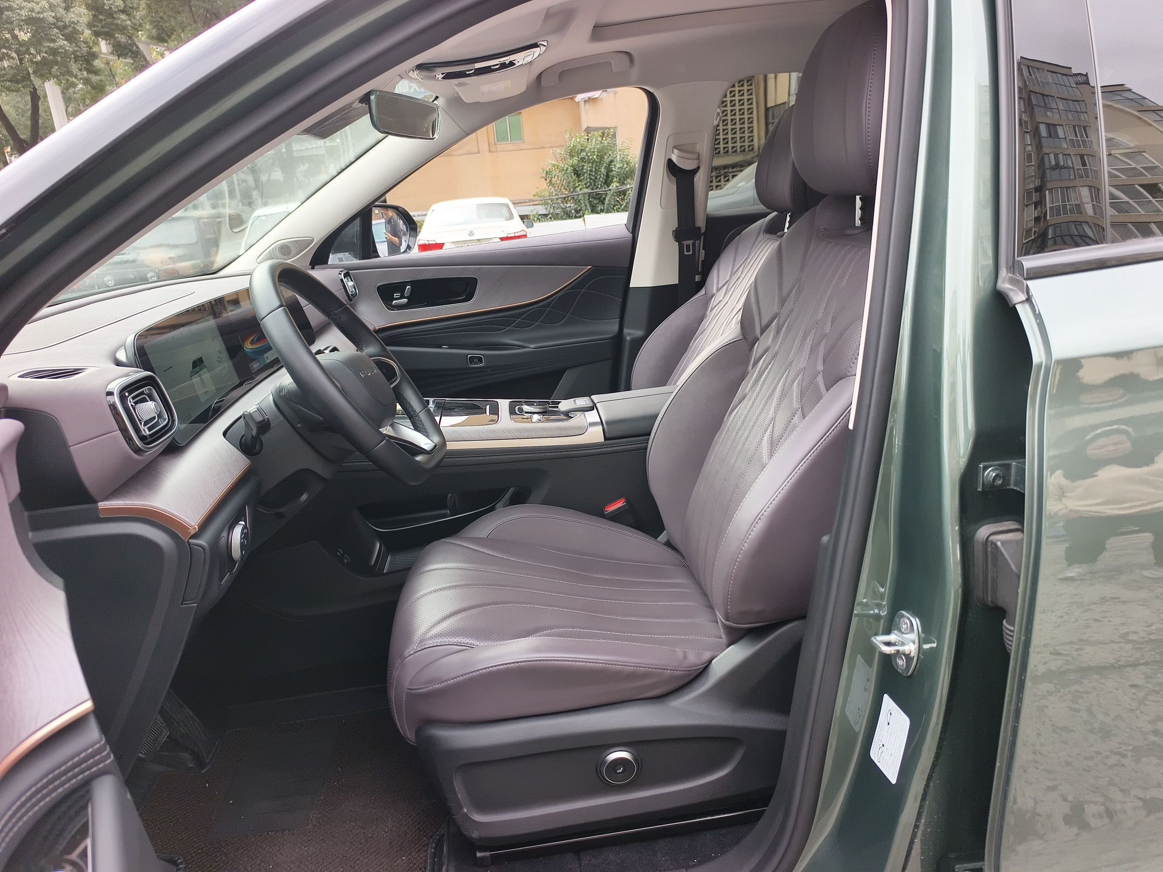 Переднее сиденье в автомобиле