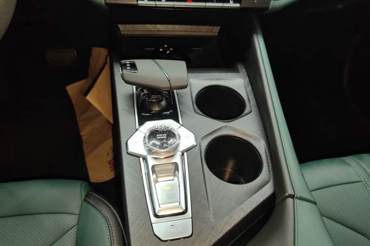 Used Changan UNI-V iDD 2024 Blue Whale Smart Electric iDD 136km Luxury Model