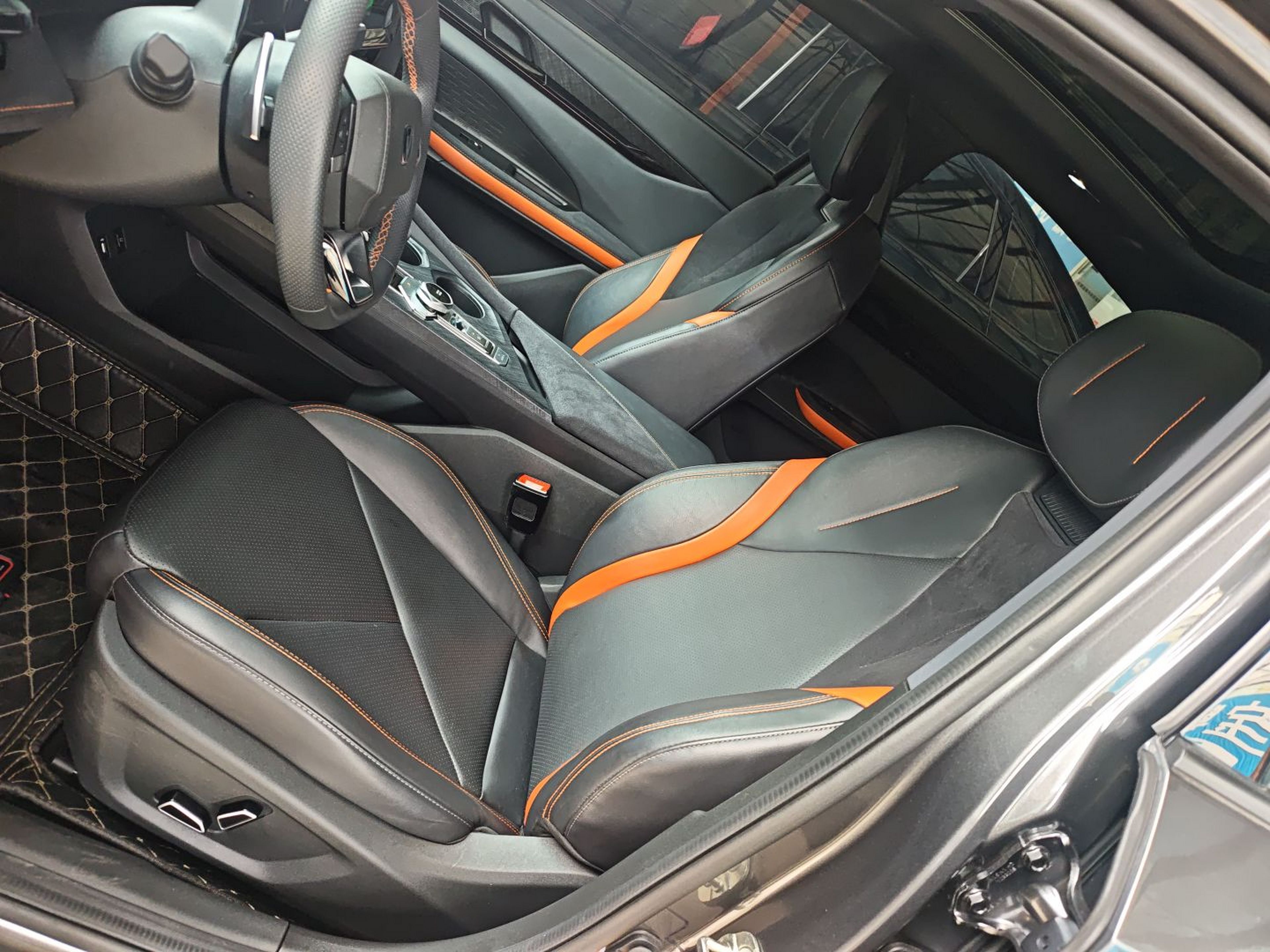 المقاعد الأمامية داخل السيارة