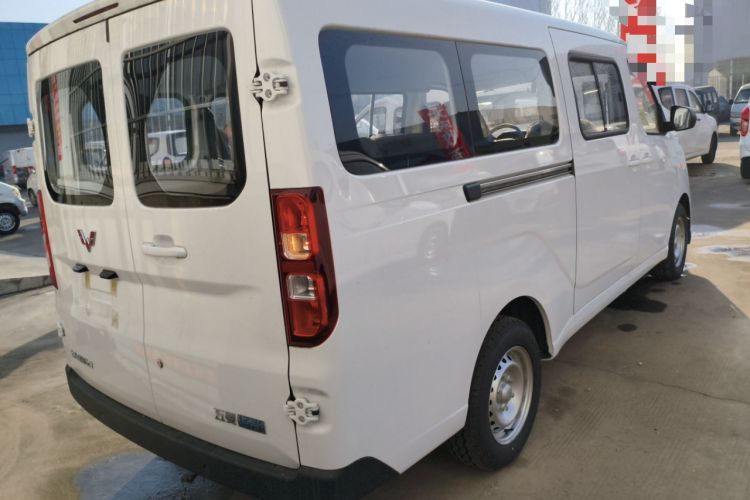 Used Wuling Yangguang 2024 300KM Comfort Version Passenger Van 75kW

