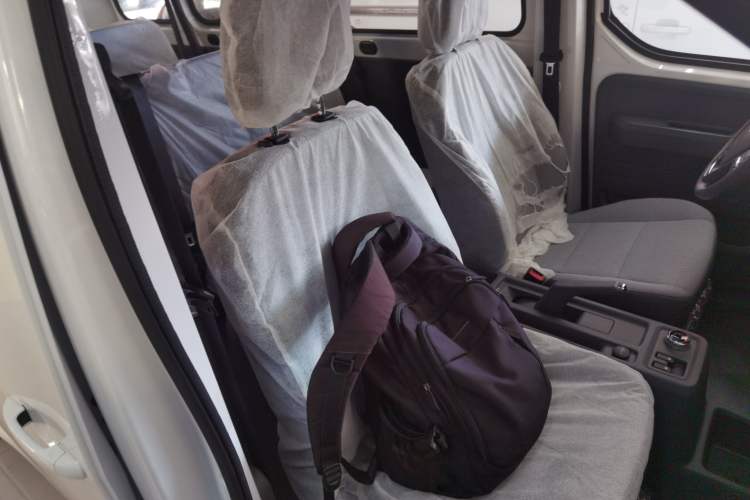 Used Wuling Yangguang 2024 300KM Comfort Version Passenger Van 75kW
