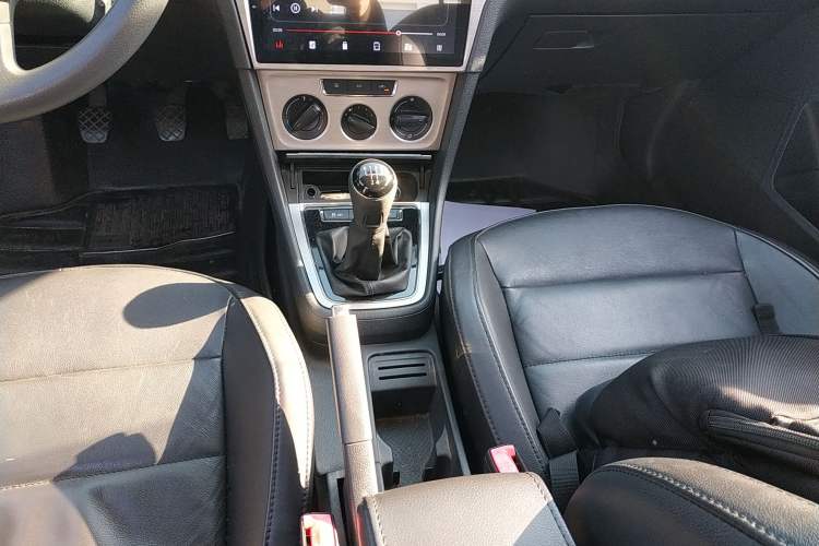 Used Volkswagen Lavida 2013 Restyled Classic 1.6L Manual Comfort Edition