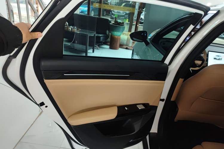 Used  L6 2023 125km MAX
