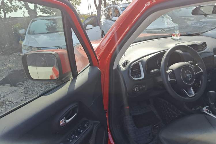 Used  Renegade 2019 220T Automatic Leading Edition