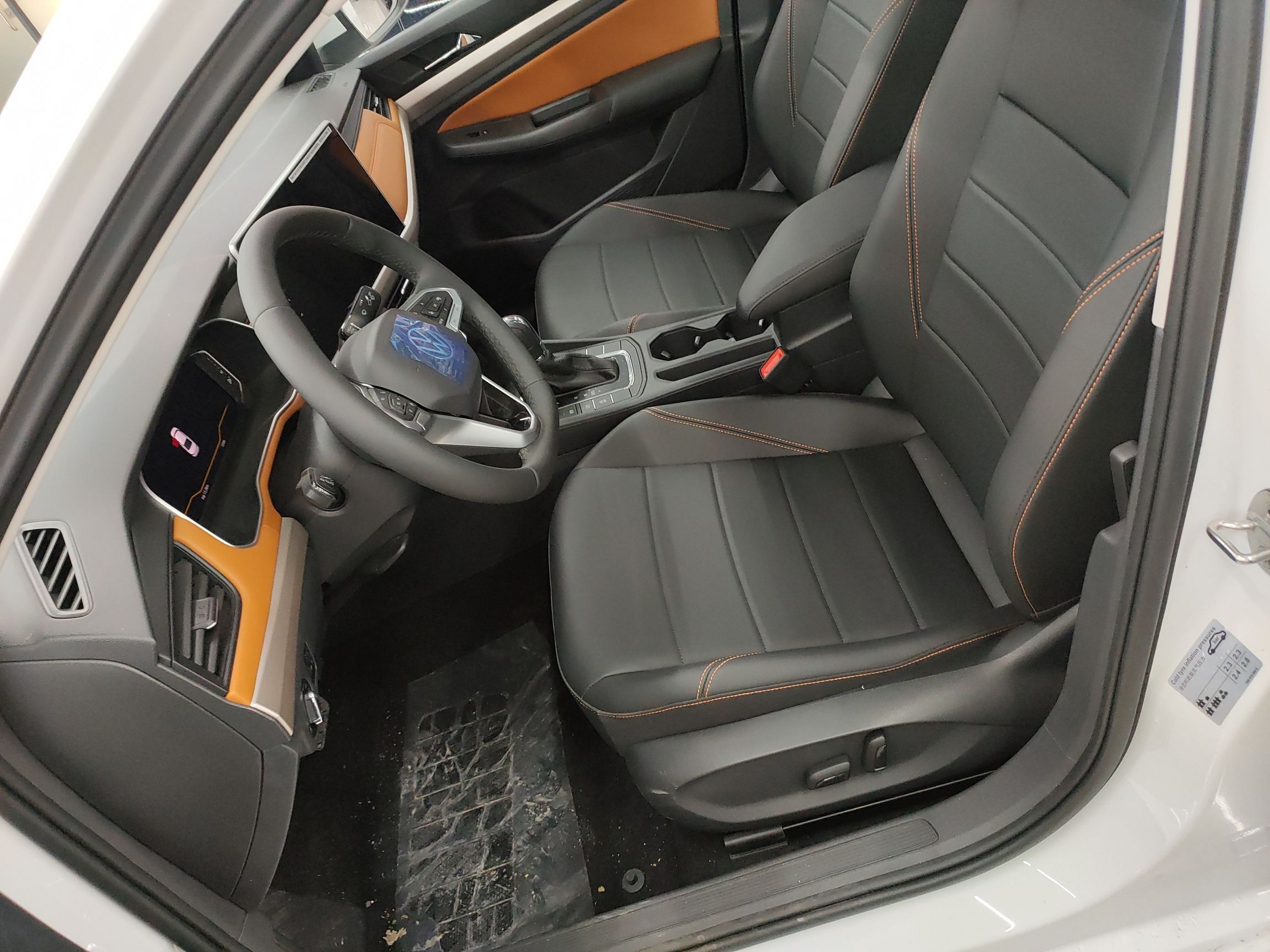 المقاعد الأمامية داخل السيارة