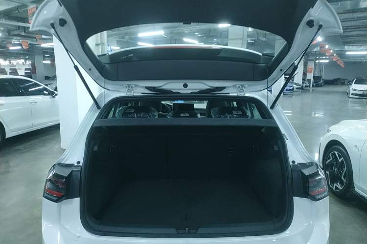 Used Volkswagen Golf 2025 300TSI R-Line
