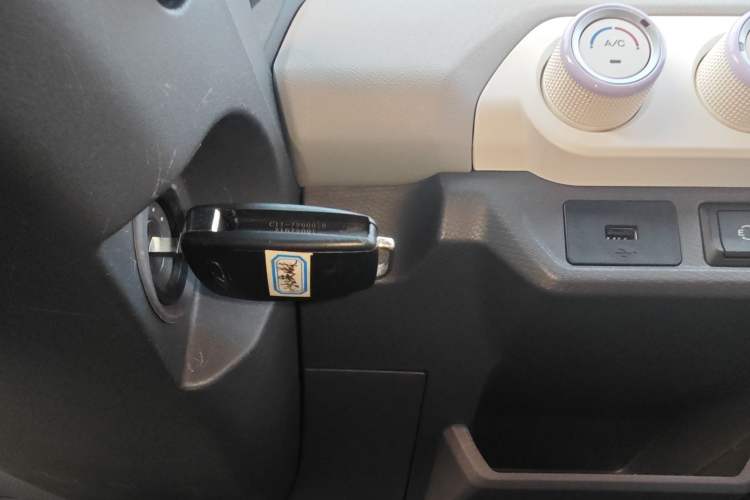 Used Chery QQ Ice Cream 2022 170km Sundae Phosphate Lithium-Ion
