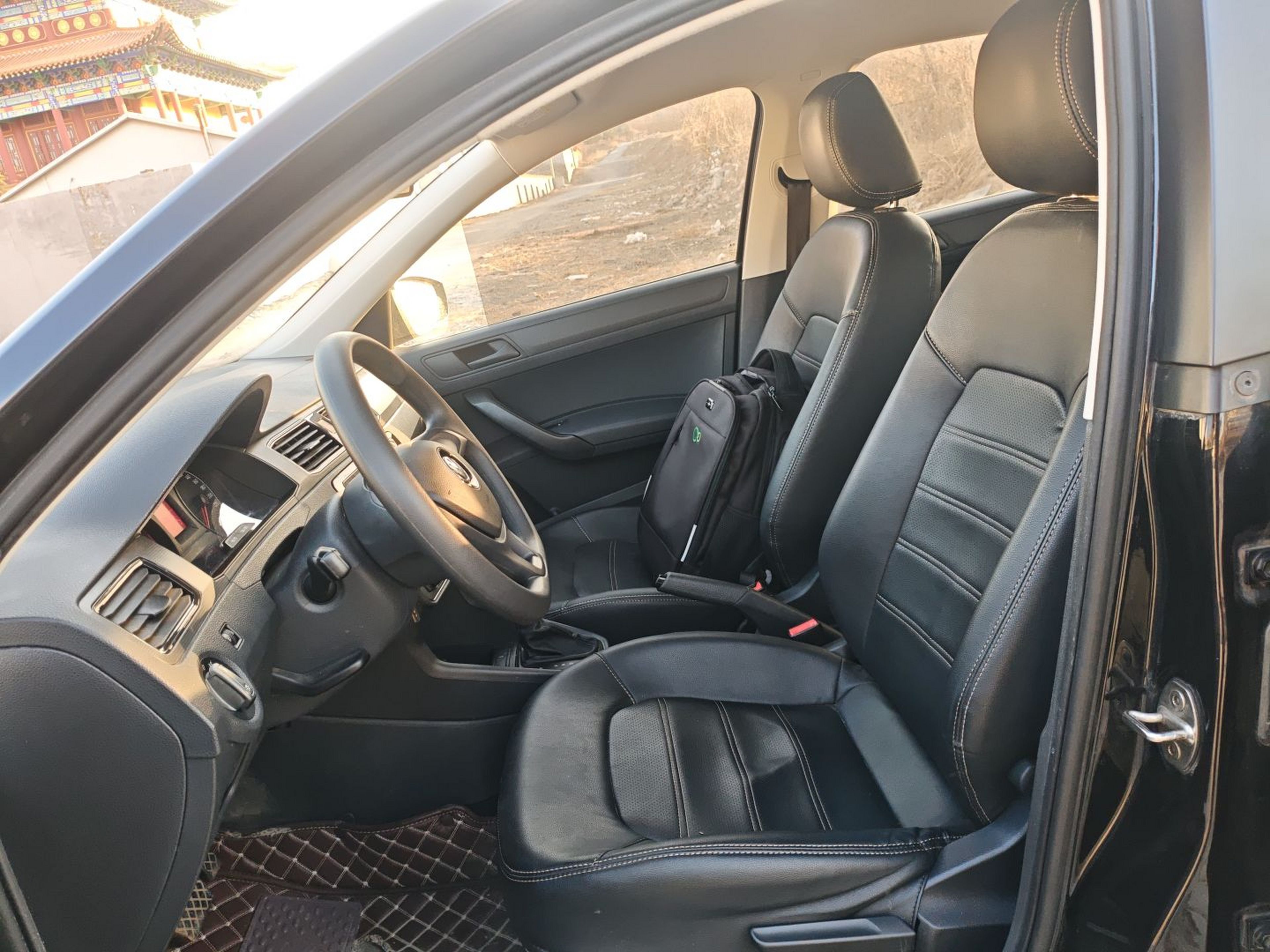 Переднее сиденье в автомобиле