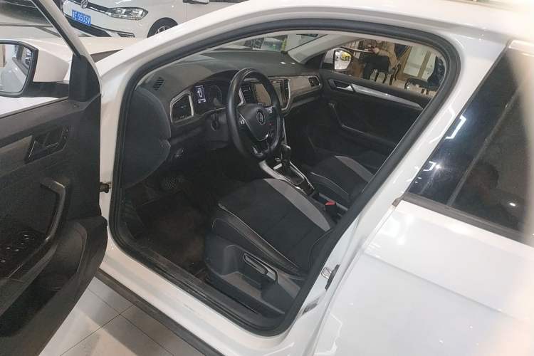 Used Volkswagen T-ROC 2018 230TSI DSG Two-Wheel Drive Advanced Version China VI Standard
