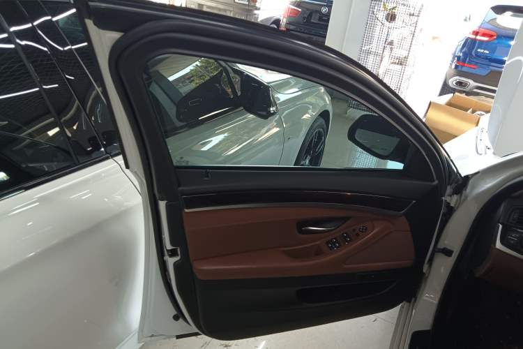 Used BMW 5 Series 2014 525Li Leading Model
