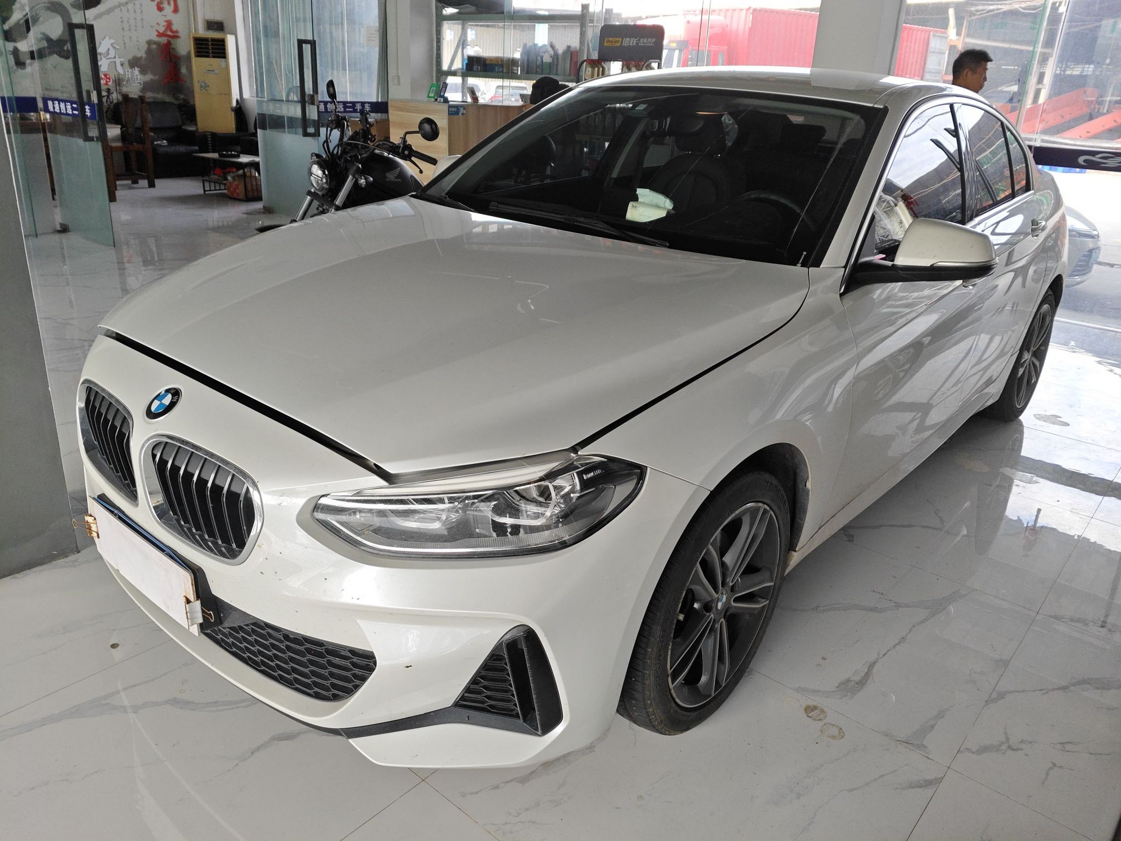 تحت مقدمة السيارة