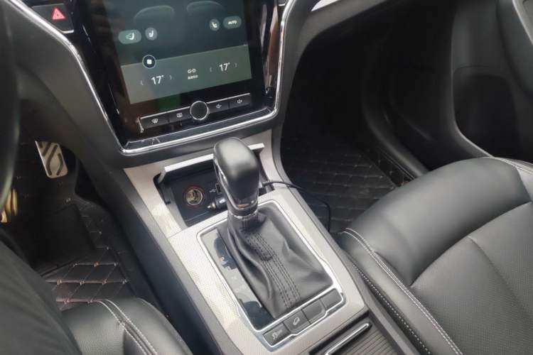 Used Roewe RX5 2016 20T Two-Wheel Drive Automatic Internet Smart Edition
