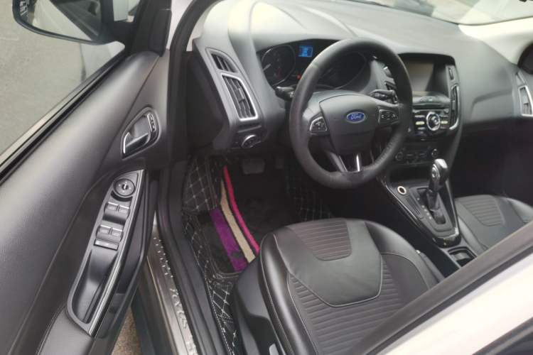 Used Ford Focus 2015 Hatchback 1.6L Automatic Fashion Edition
