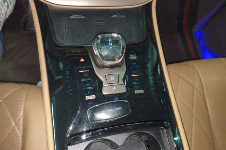 Used Denza D9 2022 DM-i 970 Four-Wheel Drive Flagship Model
