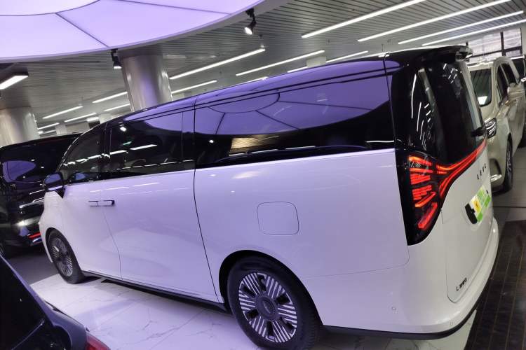 Used  LEVC L380 2025 825 km Extraordinary Edition
