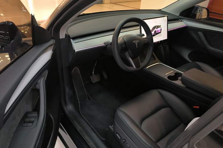 Used Tesla Model Y 2024 Long-Range All-Wheel-Drive Version
