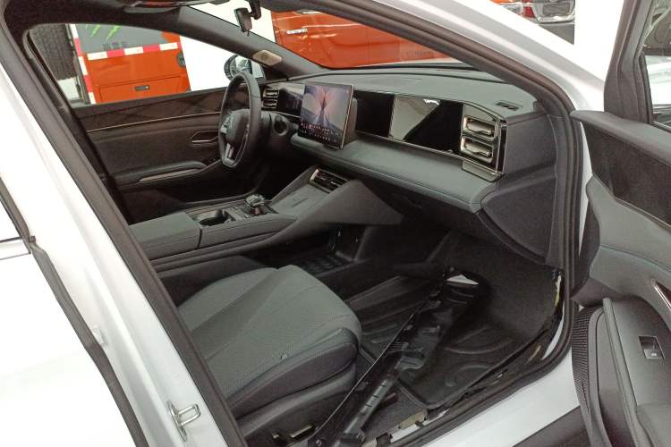 Used BYD Qin L 2025 DM-i Smart Drive 120KM Superior Model
