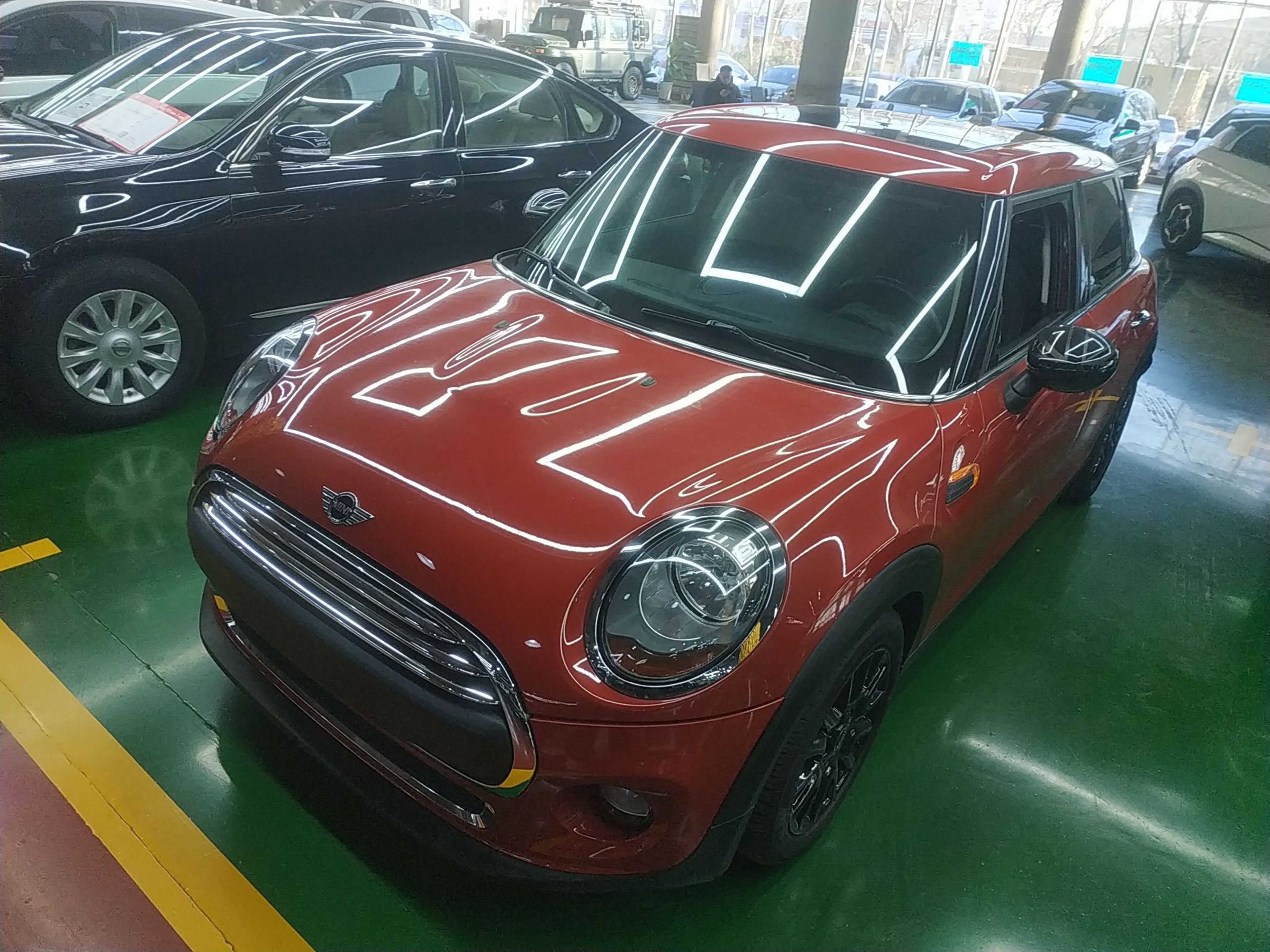 تحت مقدمة السيارة