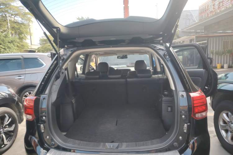 Used Mitsubishi Outlander 2019 2.4L 4x4 Zhi Xiang Edition 7 Seats China VI Standard
