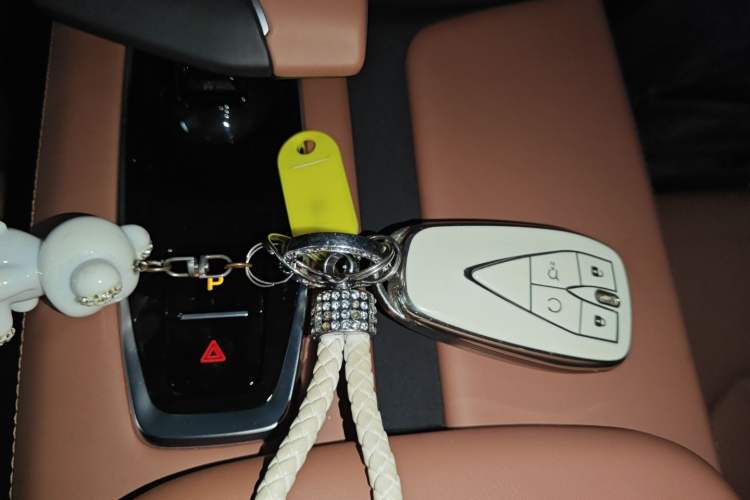 Used Changan UNI-Z New Energy 2024 Blue Whale Smart Electric iDD 125km Beyond Edition
