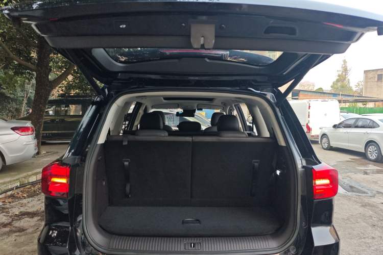 Used Roewe RX8 2018 30T Smart Connectivity Two-Wheel Drive Supreme Edition
